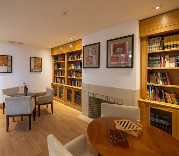 biblioteca 01 - Booking-Senior.com