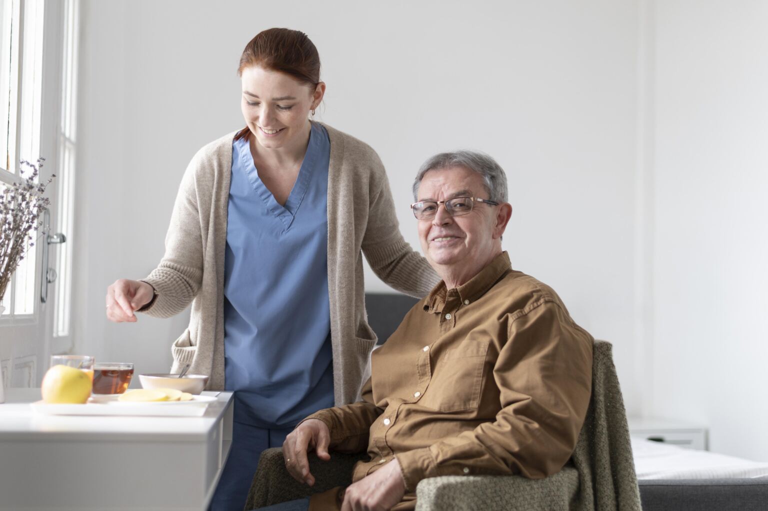 medium shot smiley man woman - Booking-Senior.com