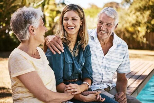 pais idosos da familia e mulher na piscina segurando com carinho amor e abraco ao ar livre sorria pe - Booking-Senior.com