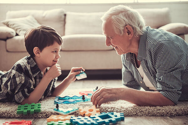 Vovo e neto brincando - Booking-Senior.com