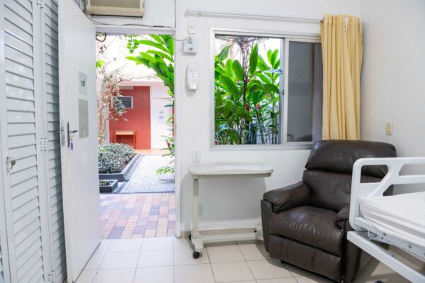 Bem Estar – Lar Israelita de Cuidado ao Idoso Quartos com acesso ao jardim interior - Booking-Senior.com