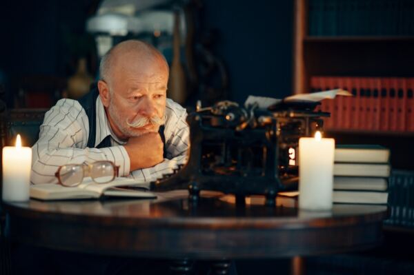 escritor adulto trabalhando em maquina de escrever a luz de velas 266732 8342 - Booking-Senior.com