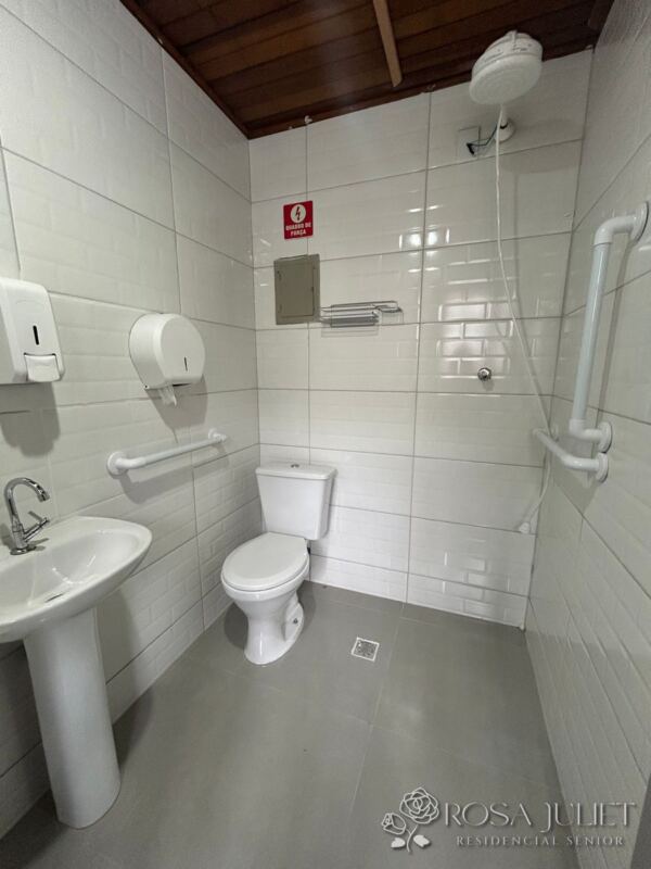 Rosa Juliet Residencial Senior banheiro - Booking-Senior.com